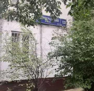 Продается хорошая, очень светлая квартира.
