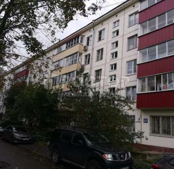 Под ремонт 2-комнатная квартира.