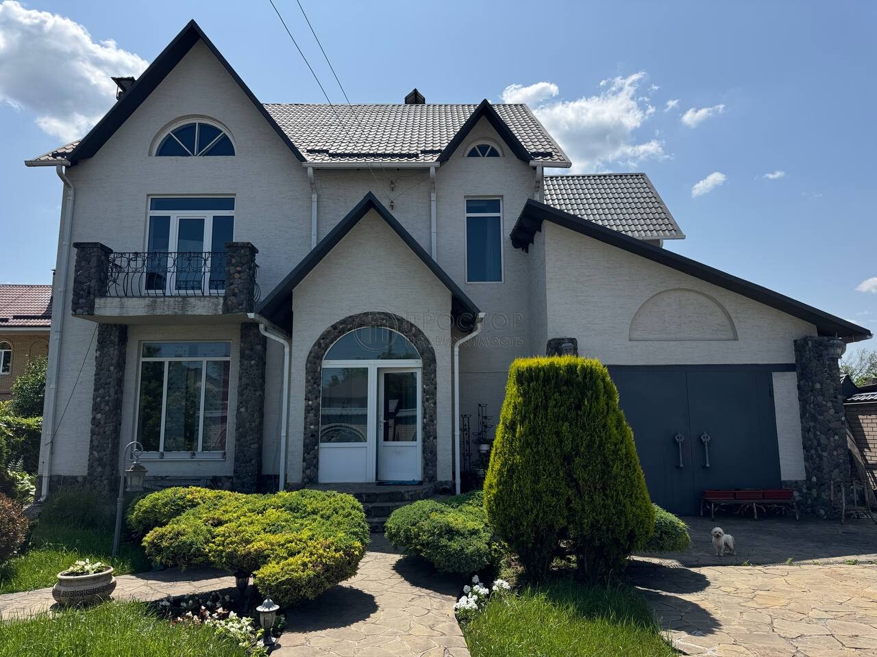 дом, 298.5 м.кв.